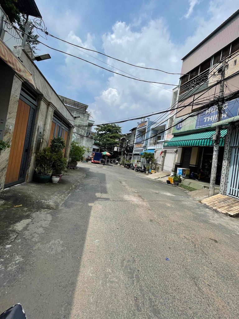The alleyhouse, Nguyễn Hới, 7.6 x 20 meters, one floor, near the Royal Li.