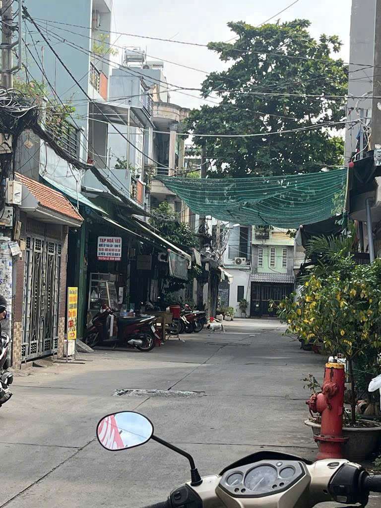 Three Lê Văn Quớis. Ten million in fours.