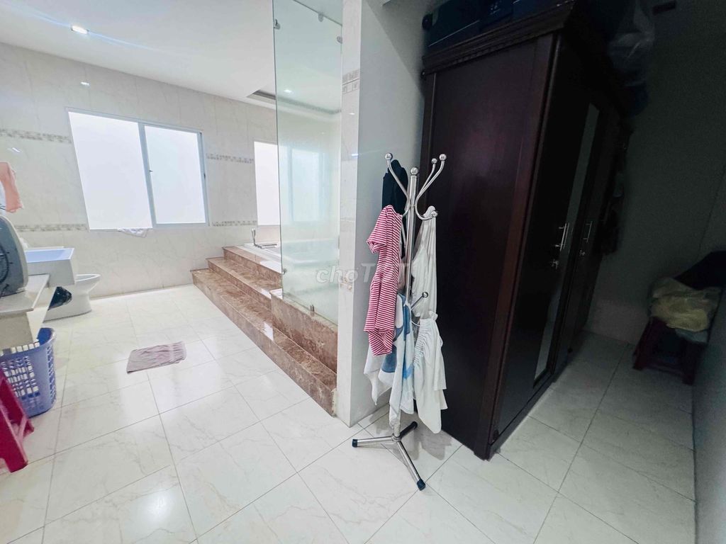 Renting homes 5 stories down the track, 7th District, office, spa, service apartment.