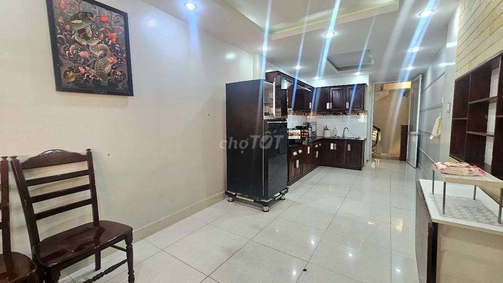 Bus alley, full interior, 3.4 X12, 1 3-story float, 3 bedrooms 4 toilets.