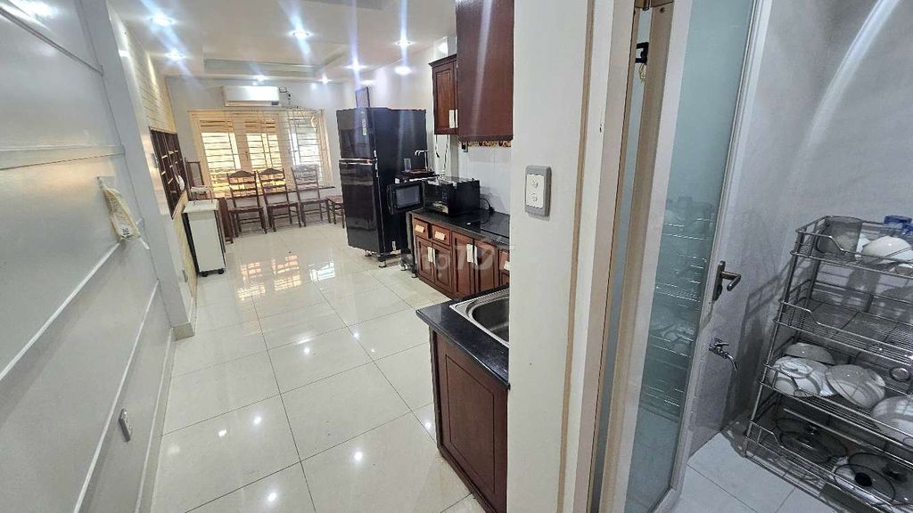 Bus alley, full interior, 3.4 X12, 1 3-story float, 3 bedrooms 4 toilets.