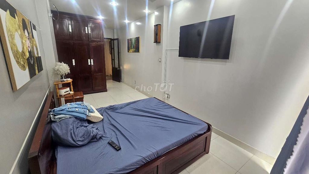 Bus alley, full interior, 3.4 X12, 1 3-story float, 3 bedrooms 4 toilets.