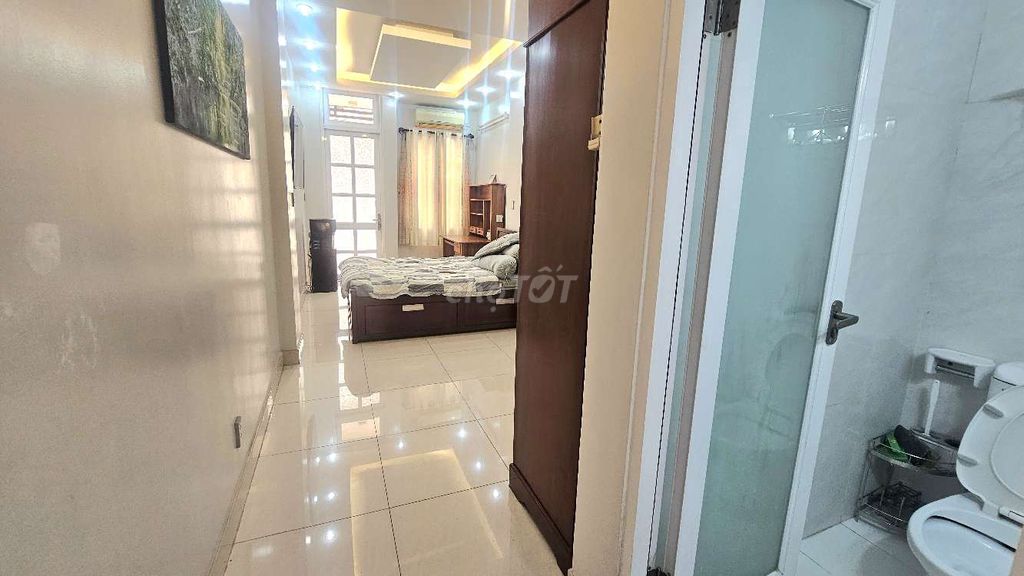 Bus alley, full interior, 3.4 X12, 1 3-story float, 3 bedrooms 4 toilets.