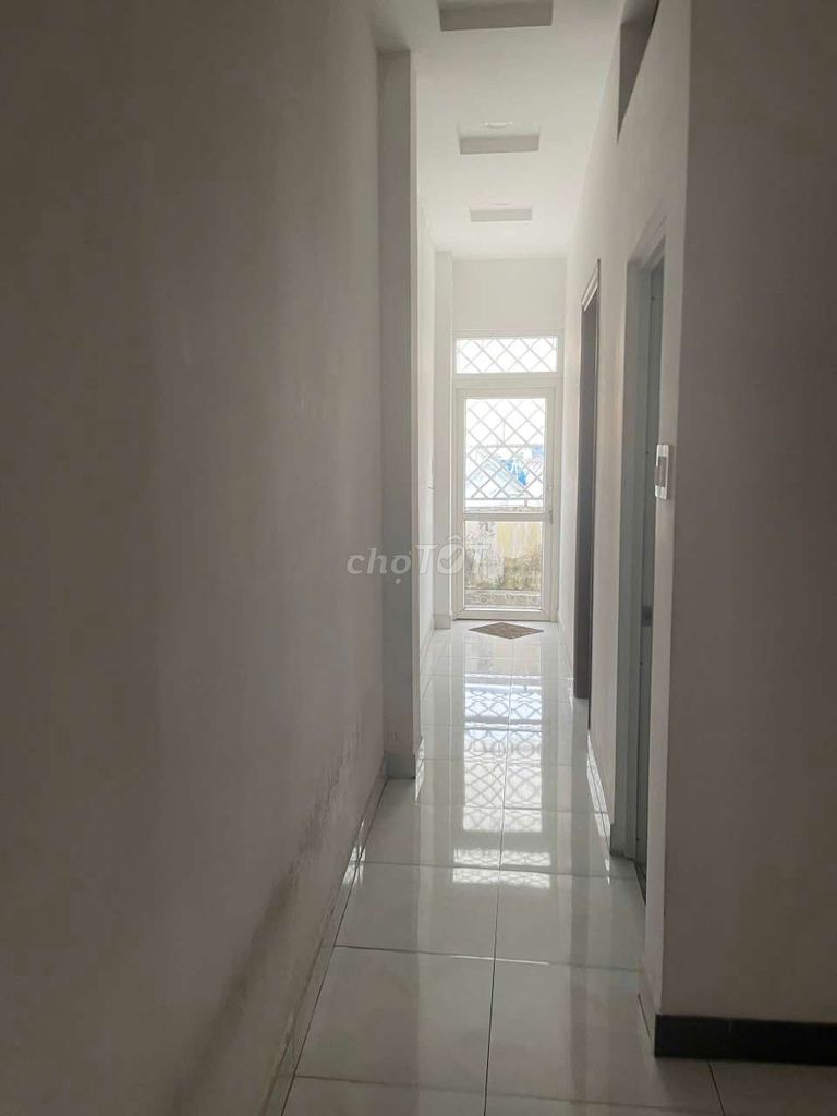 Rent the entire apartment. One foot a foot, two stories, area 5-020. There are seven bedrooms.