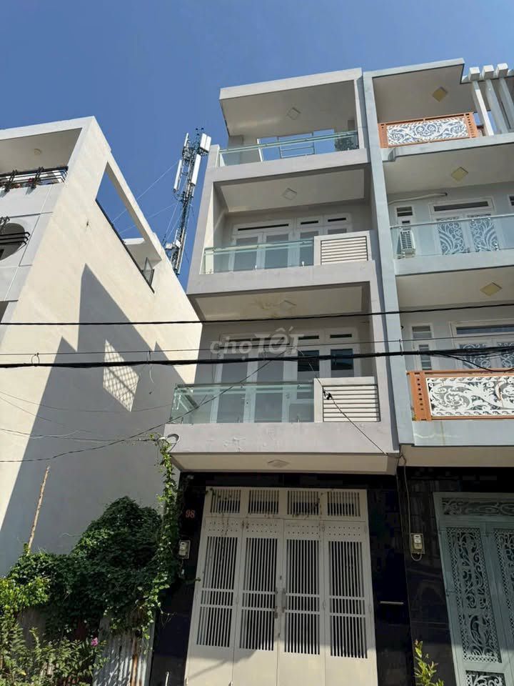 A số 64 Street, area Funky, 4 x 18 meters, 3/3, near the park