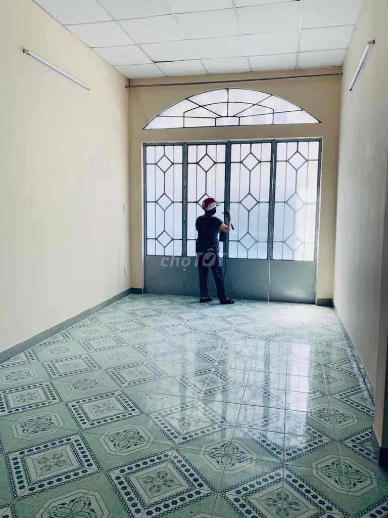 The house is wide, near District 1, the average area of 48 meters, 1 st. 1 . 1st floor ok