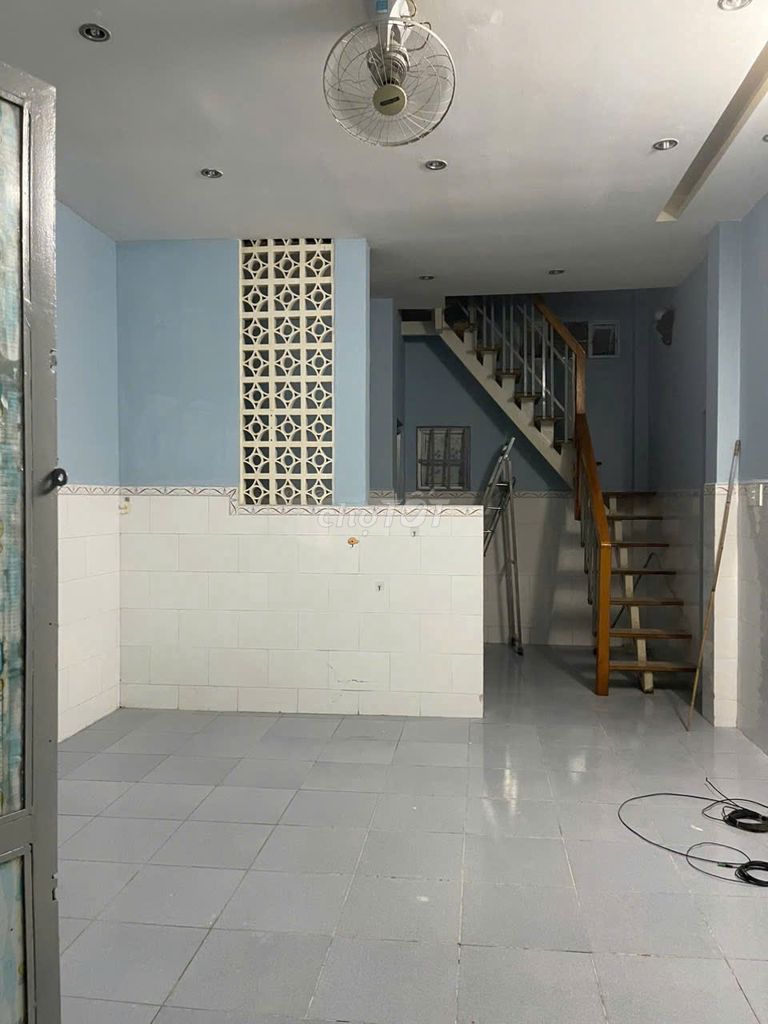 Two bedrooms, six million Quốc lộ 13 near the Peace Line.