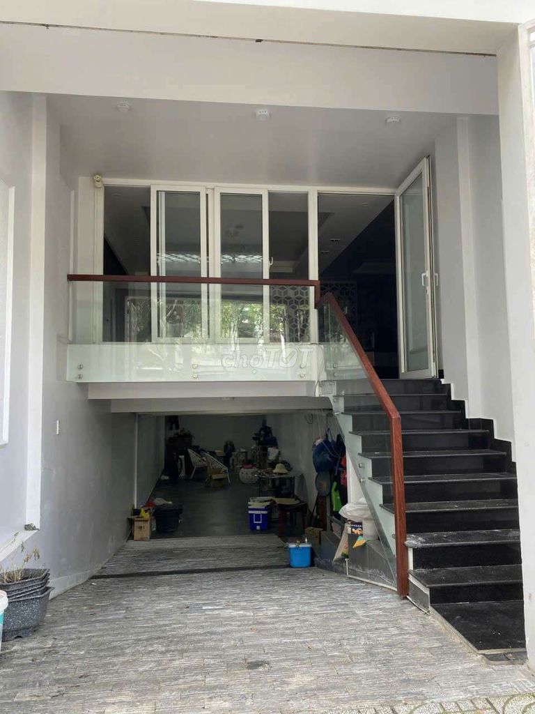 Rent Pre-President 3x18 m of 3rd floor bedroom.