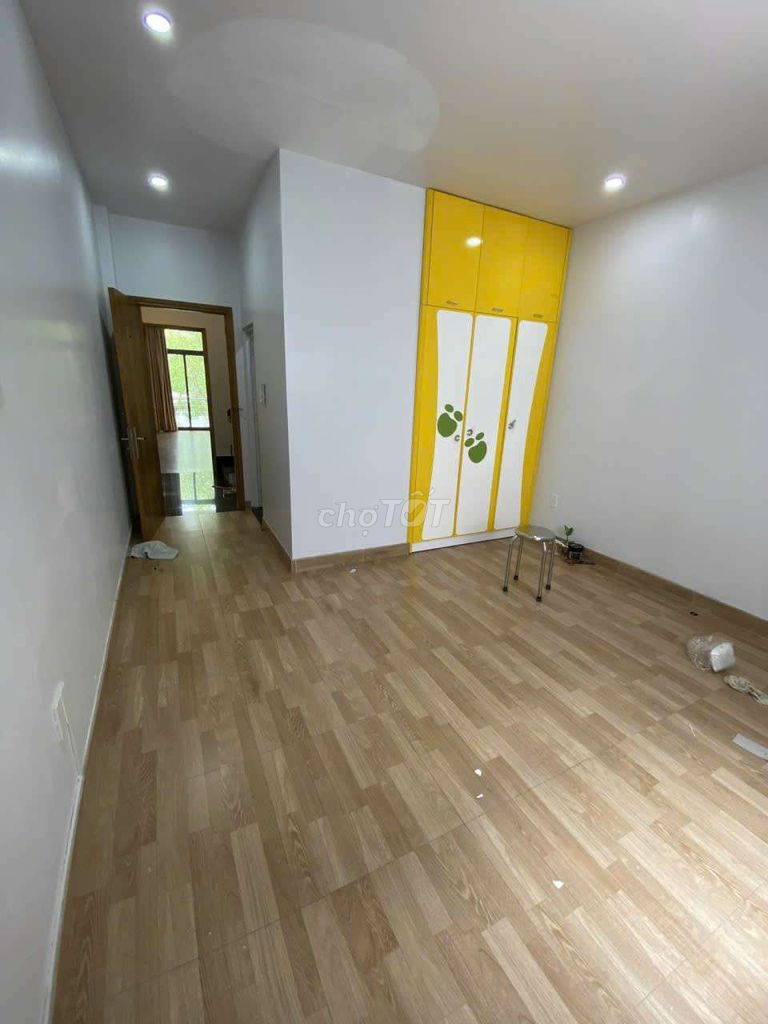 Rent Pre-President 3x18 m of 3rd floor bedroom.