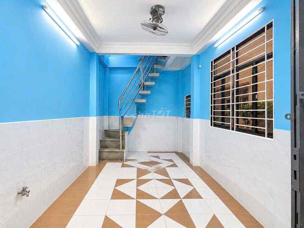 Four bedrooms. Four toilets. Four floors.