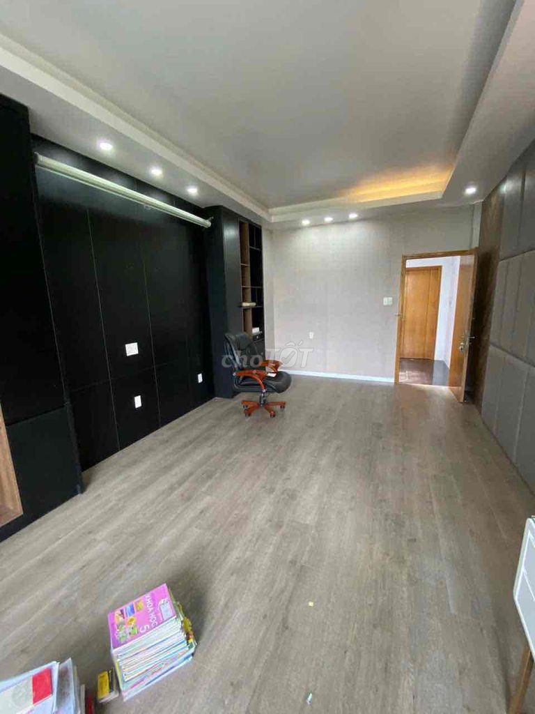 The 5th Street Front Room P.Tân Phong.