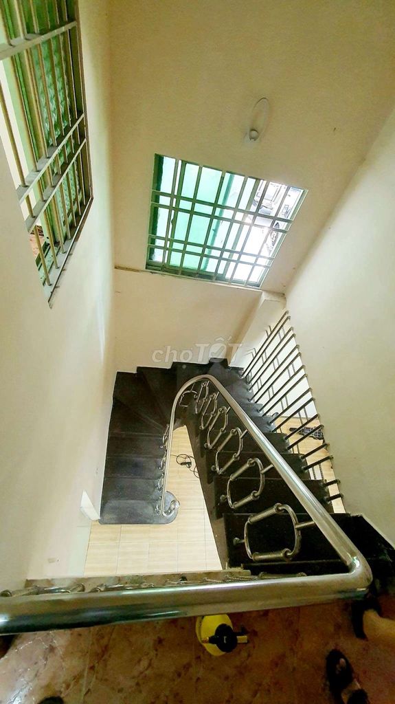 cư xá Lữ Gia area: 5 x 12 meters, ground, floor, 3 bedroom, 2 toilets for 15 million, refrigerator.