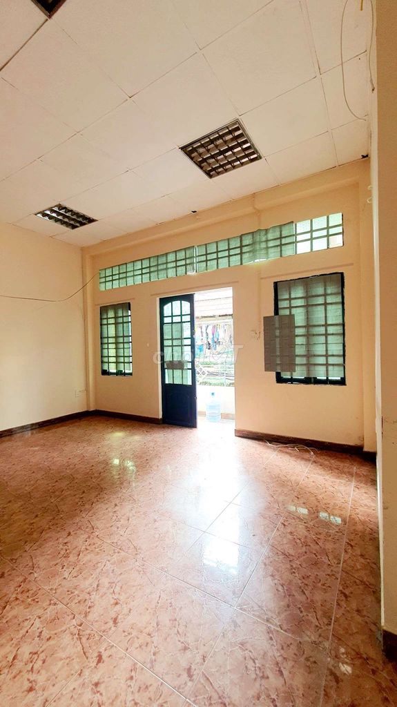 cư xá Lữ Gia area: 5 x 12 meters, ground, floor, 3 bedroom, 2 toilets for 15 million, refrigerator.