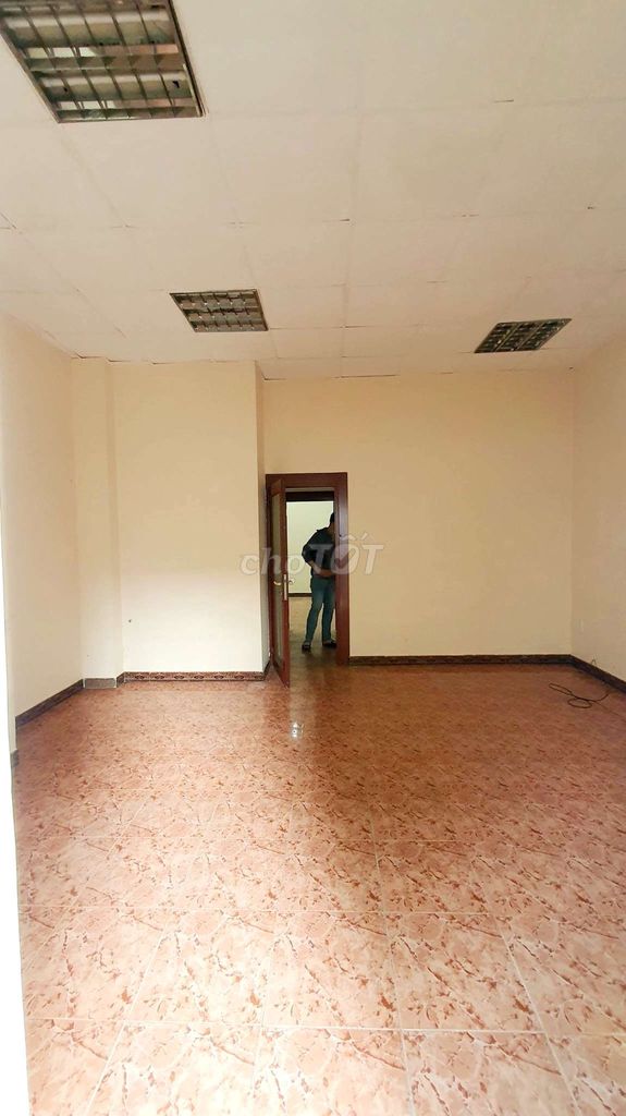 cư xá Lữ Gia area: 5 x 12 meters, ground, floor, 3 bedroom, 2 toilets for 15 million, refrigerator.