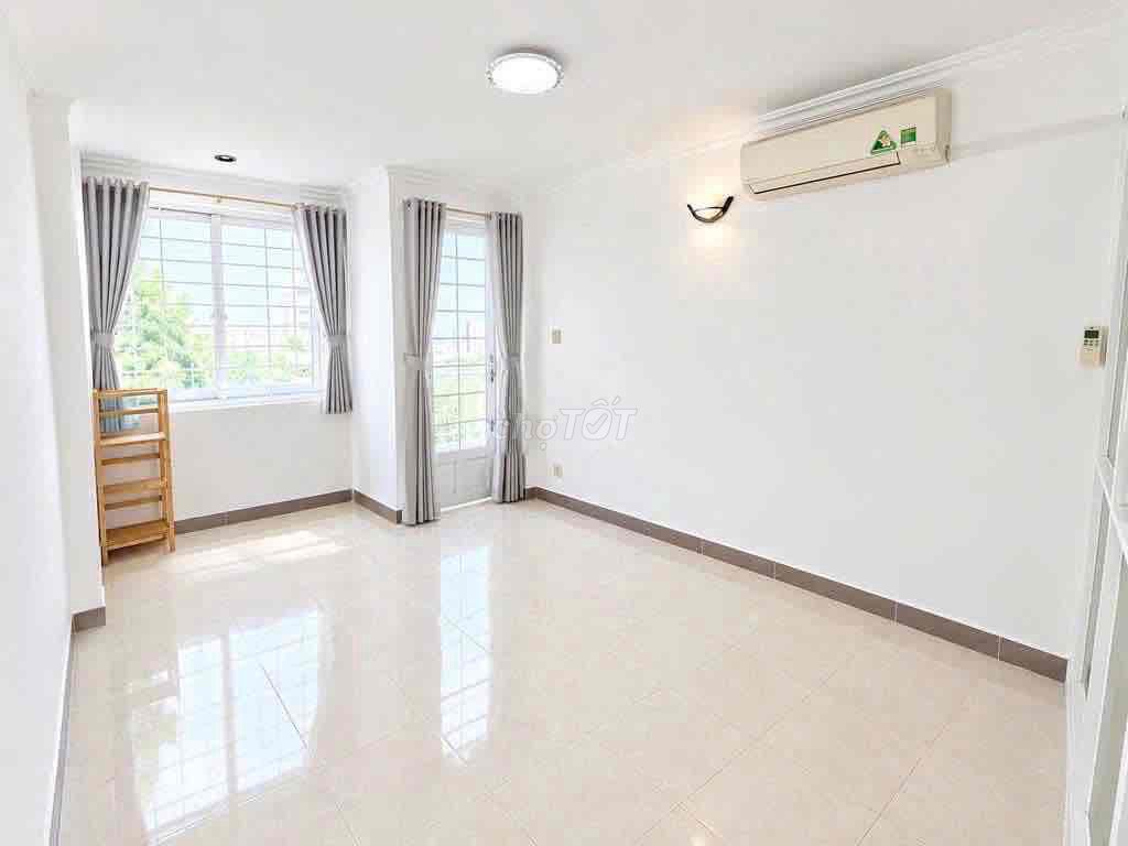 Two bedrooms. Three toilets. Two floors.