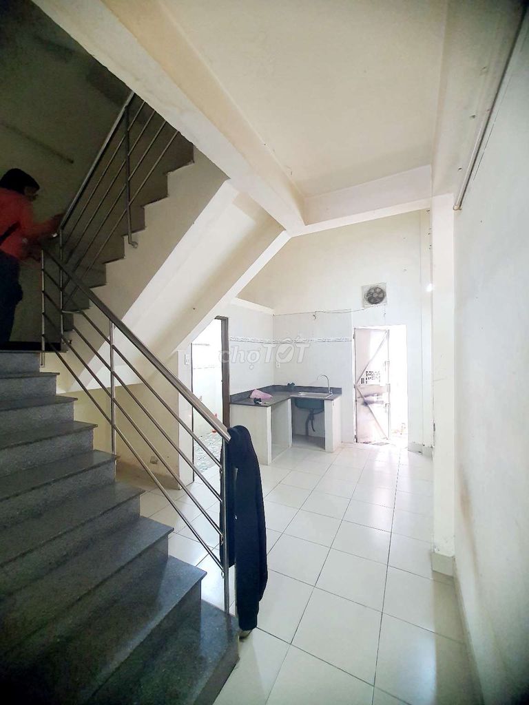 Rent for Lạc Long Quân Street, area: 4 x 14 meters, 3 floors