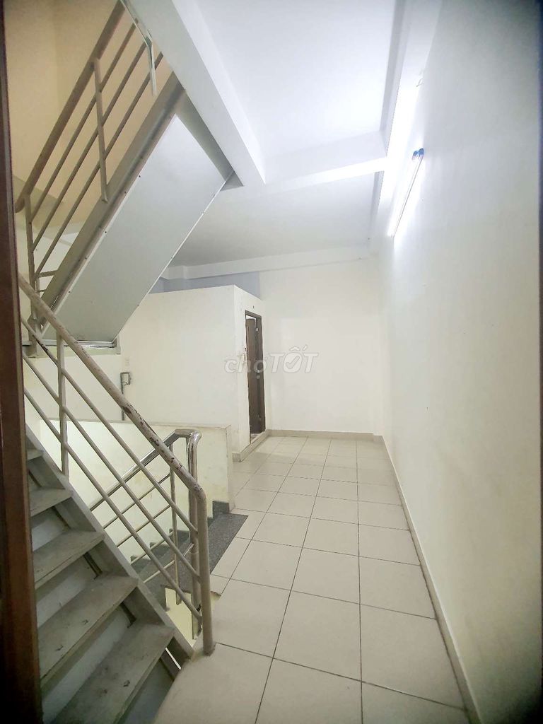 Rent for Lạc Long Quân Street, area: 4 x 14 meters, 3 floors