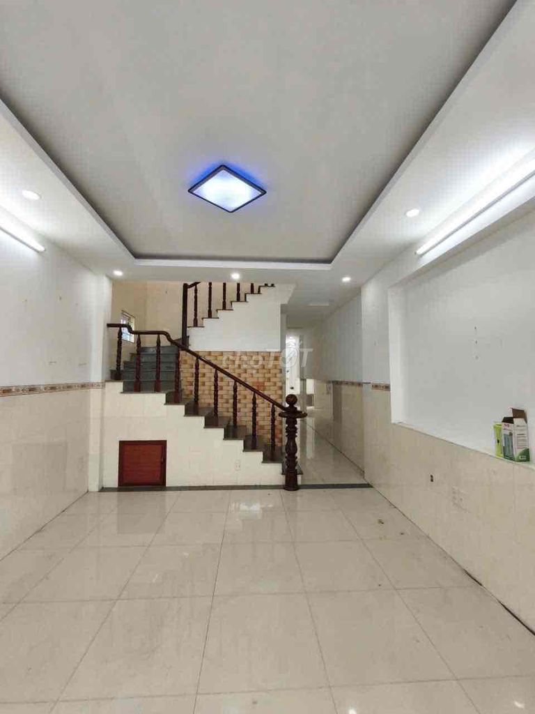 Rent a three-story bedroom. Three toilets.