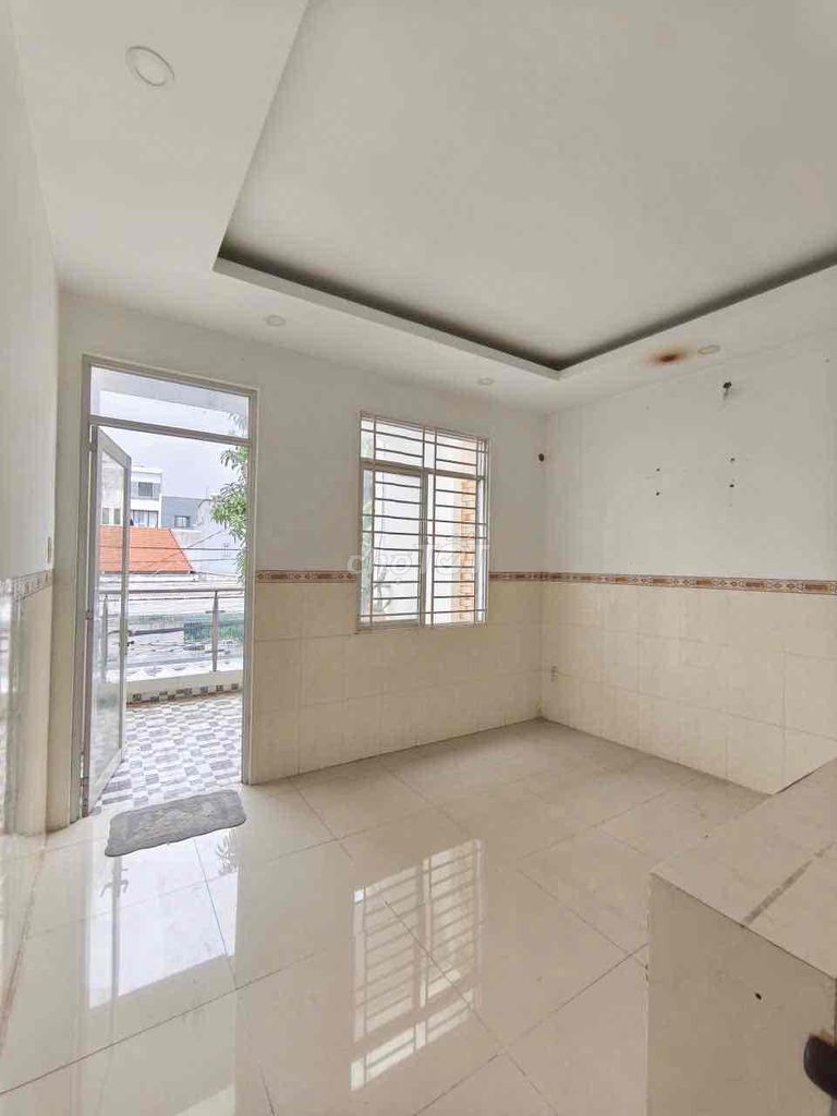Rent a three-story bedroom. Three toilets.