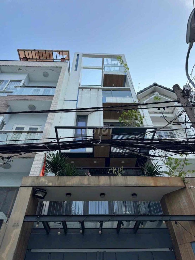 5th Street. Hextal Pass. Five bedrooms. 6 Full Building of 59 millionth Street toilet.