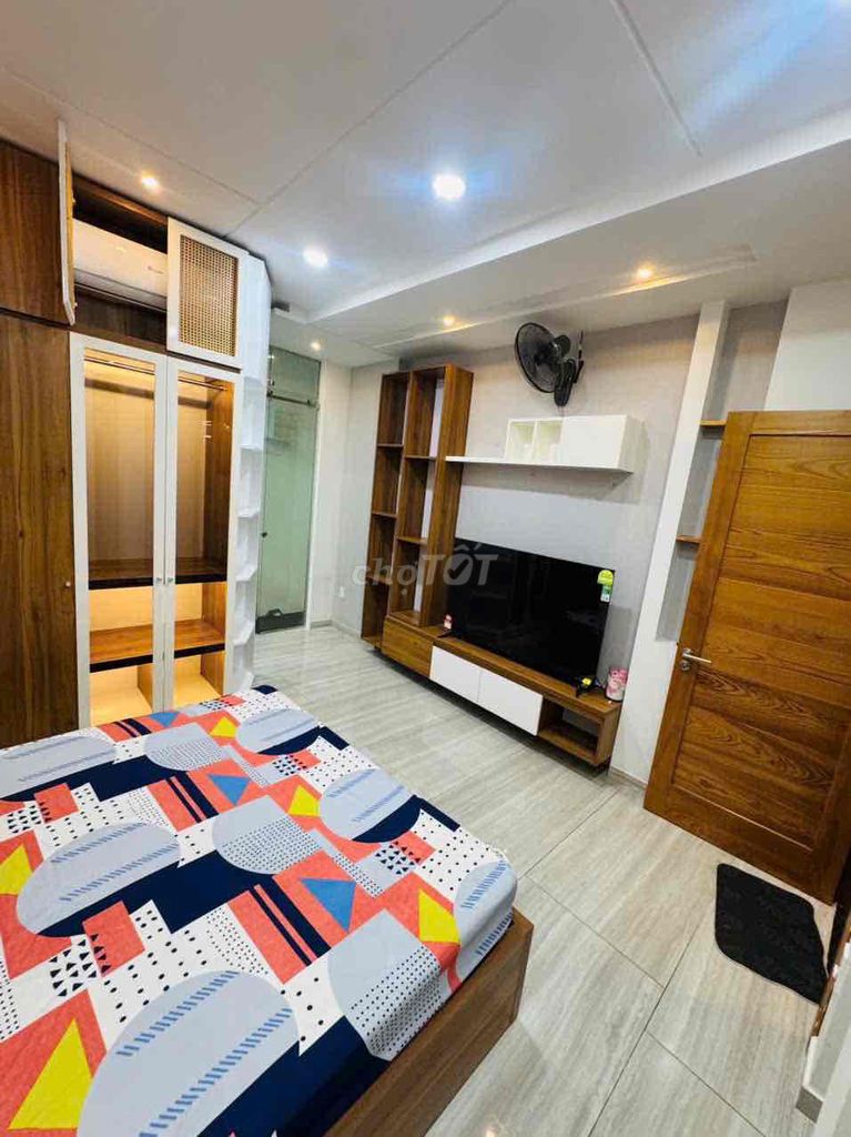 Rent a full house building at 59th Street. (4 x14) 3 floors, 5 bedrooms, 6 hxt toilets.
