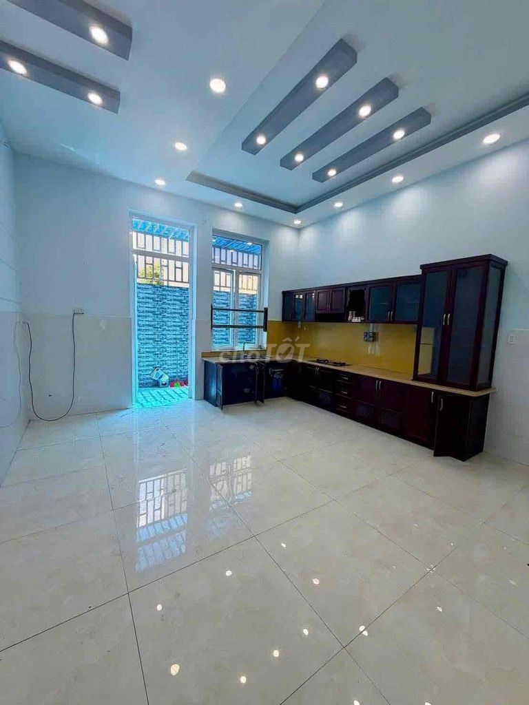 It's the owner who's renting the house to stay at Twins 50 x 20, 6 bedroom 7 toilets 1 mb 1 bep 20