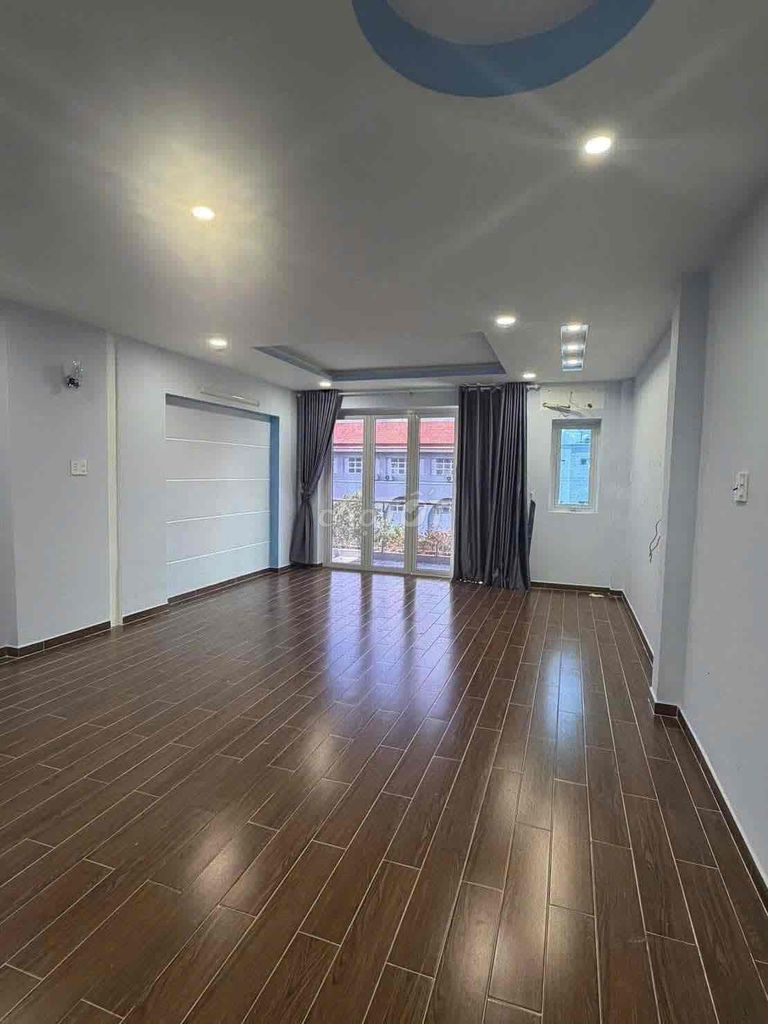 It's the owner who's renting the house to stay at Twins 50 x 20, 6 bedroom 7 toilets 1 mb 1 bep 20