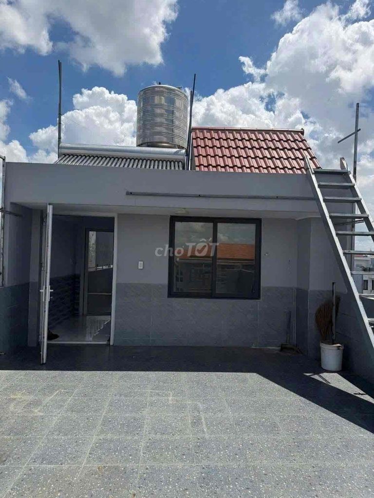 It's the owner who's renting the house to stay at Twins 50 x 20, 6 bedroom 7 toilets 1 mb 1 bep 20