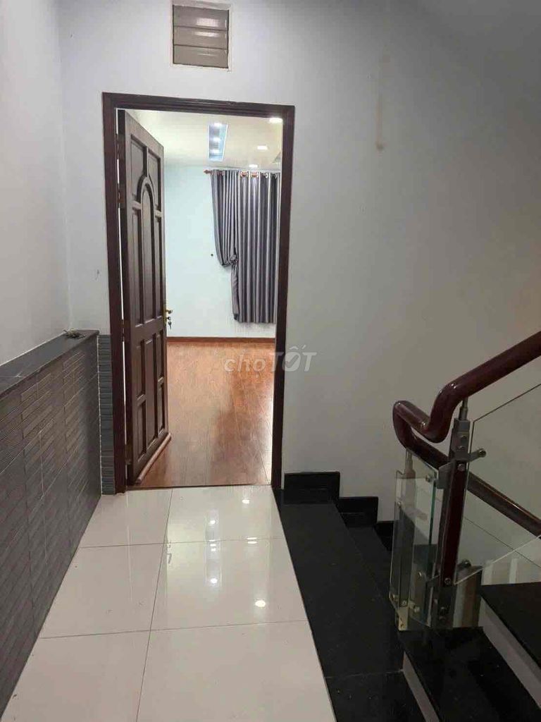 It's the owner who's renting the house to stay at Twins 50 x 20, 6 bedroom 7 toilets 1 mb 1 bep 20