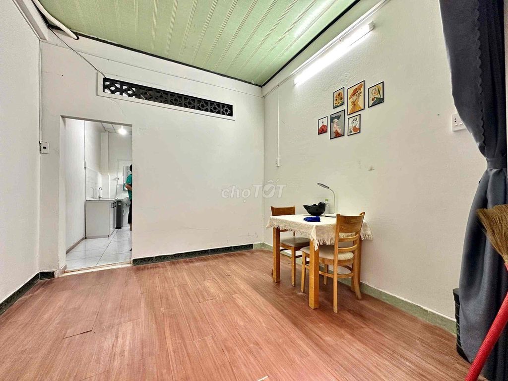 Rent a house. 1 st floor. 3th floor. A toilet.