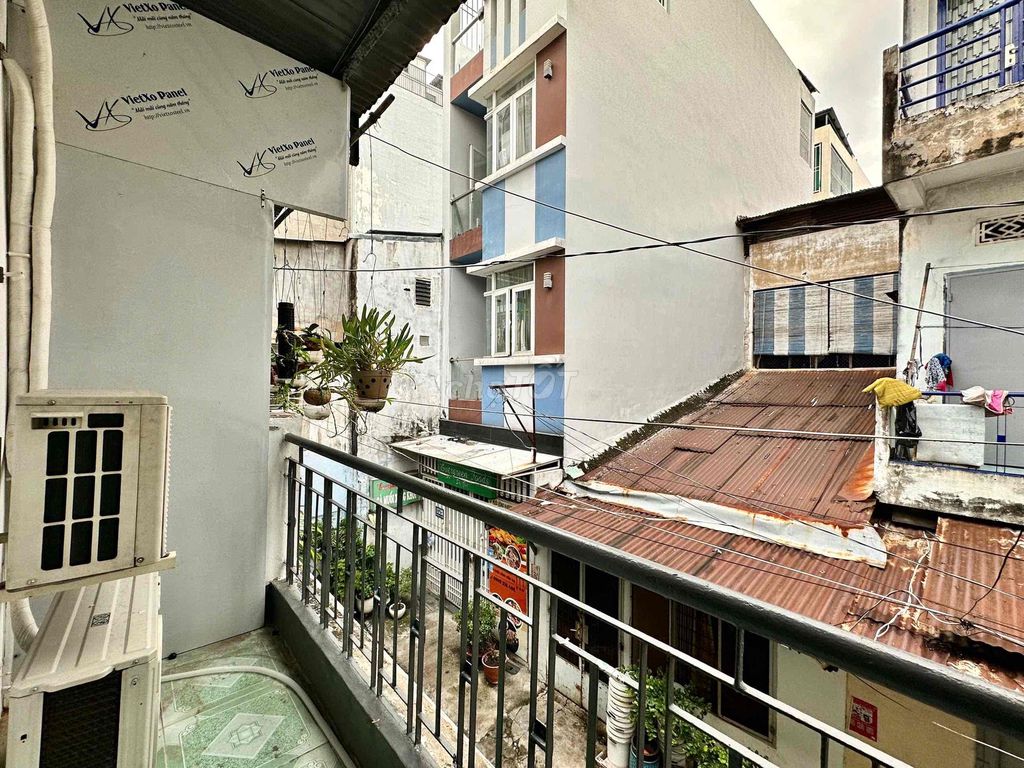 Rent a house. 1 st floor. 3th floor. A toilet.