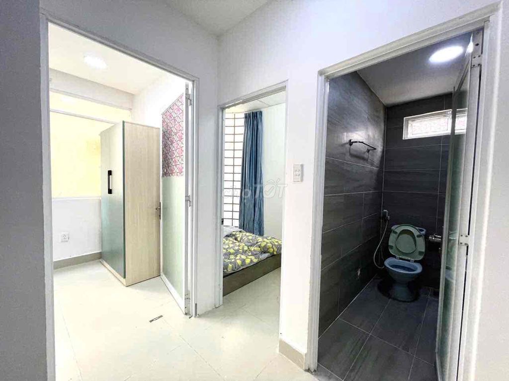 Rent the entire apartment cheap 3 bedrooms right in the town square.