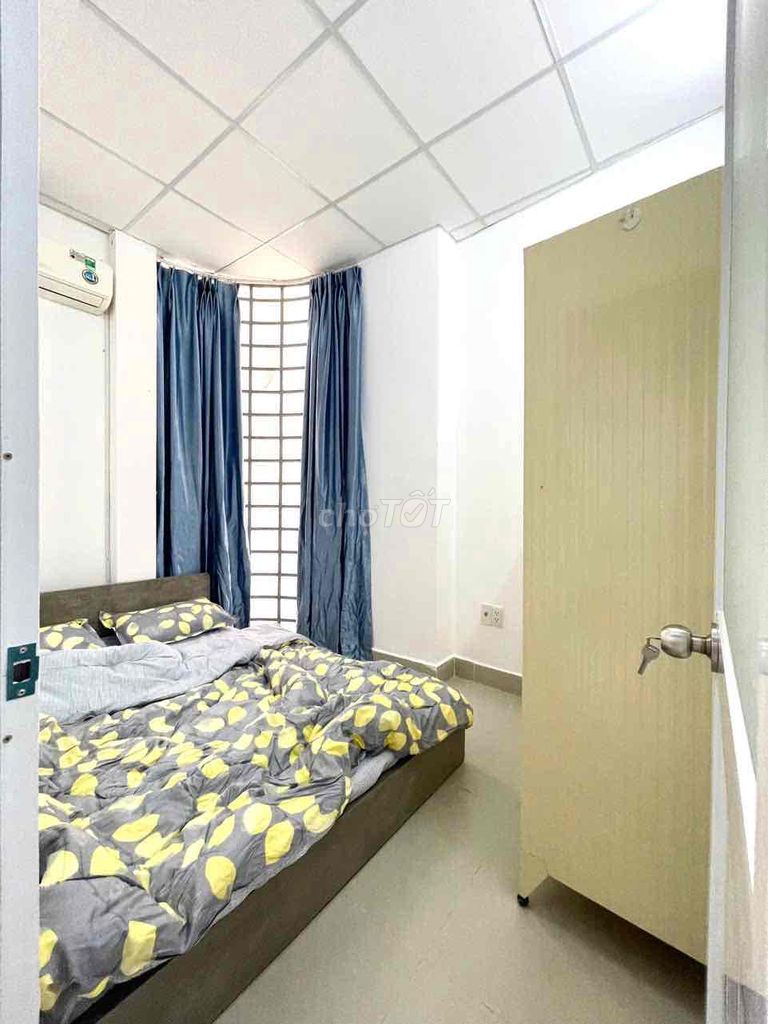 Rent the entire apartment cheap 3 bedrooms right in the town square.