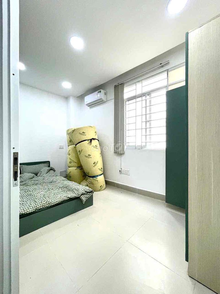 Rent the entire apartment cheap 3 bedrooms right in the town square.