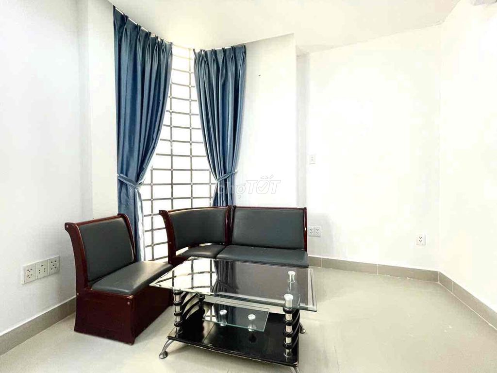 Rent the entire apartment cheap 3 bedrooms right in the town square.