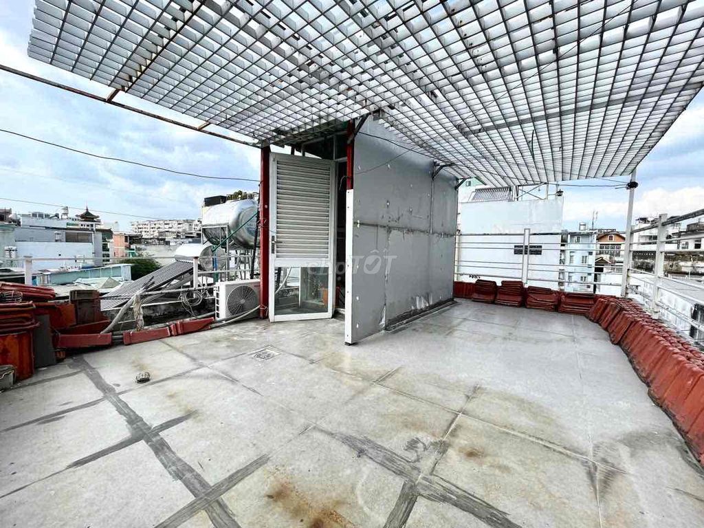 Rent the entire apartment cheap 3 bedrooms right in the town square.