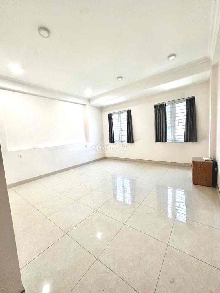 It's the owner of the building that's near the District Network 2 5 x 20,2 4 T 6 bedroom 1 mb 7 elevators 59