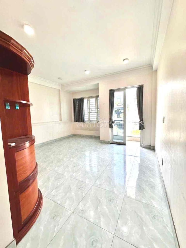 It's the owner of the building that's near the District Network 2 5 x 20,2 4 T 6 bedroom 1 mb 7 elevators 59