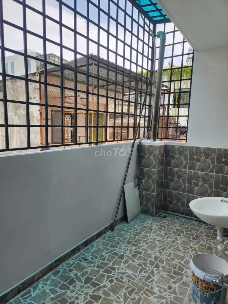 Rent a three-story, three bedrooms, Nguyên Hồng,730 1, Gò Vấp, 16 million.