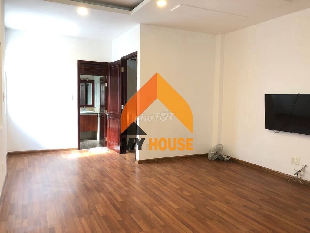 Please rent out 2rd floor district. Full interior bedroom.