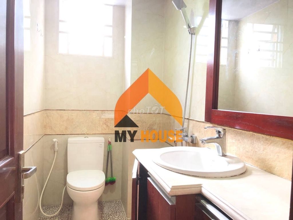 Please rent out 2rd floor district. Full interior bedroom.
