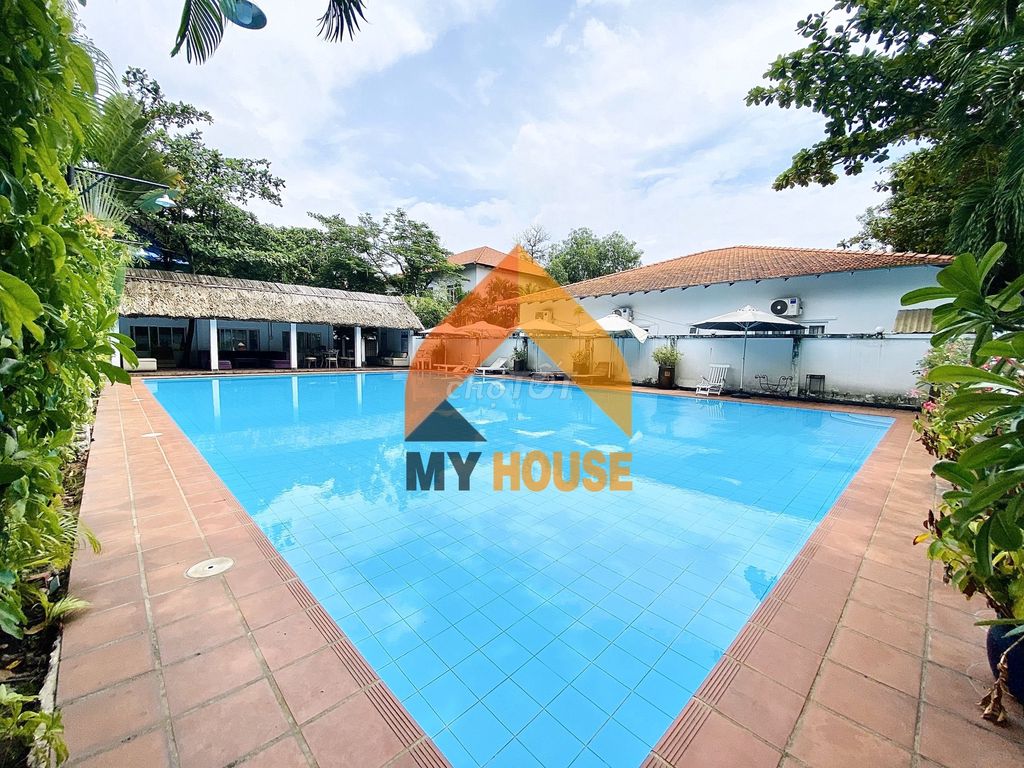 Nice swimming pool.
