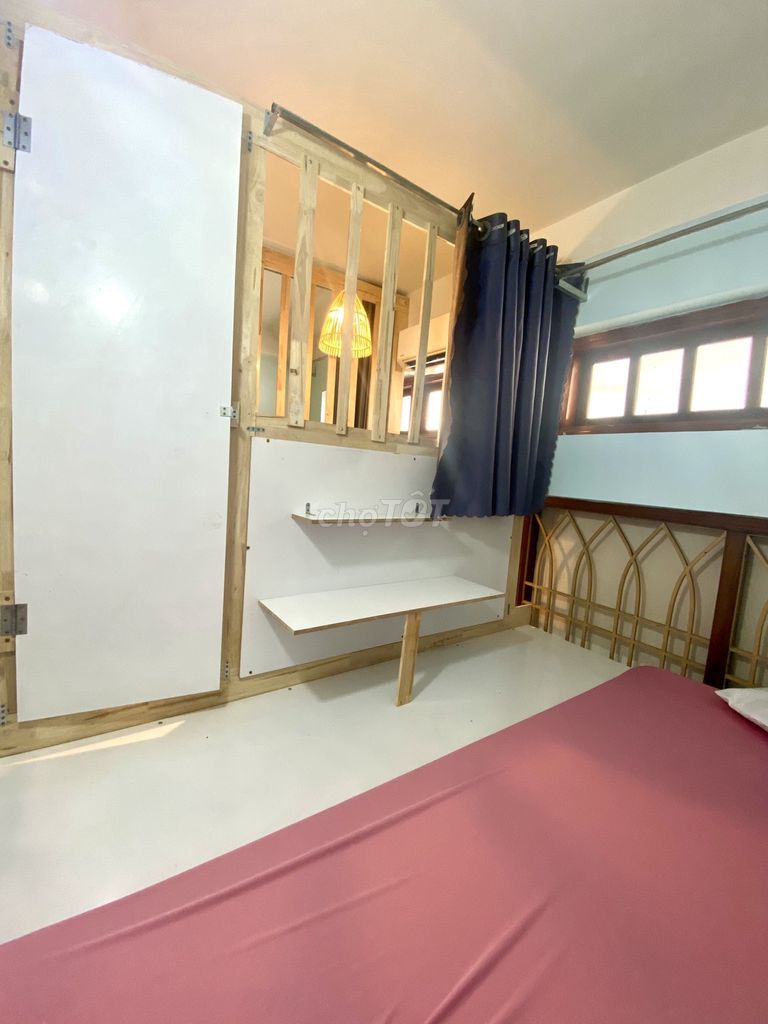mini room 1 person closes the Nguyễn Thị Thập door.