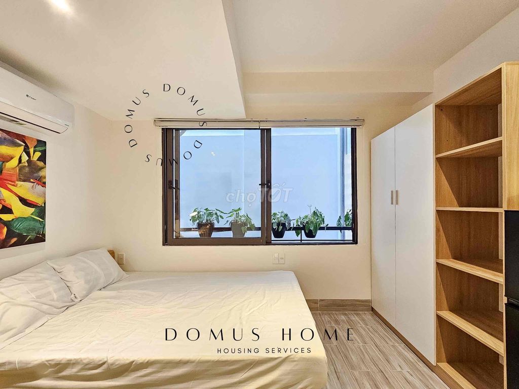 Three windows studio, full interior, followed by District 4 universities.