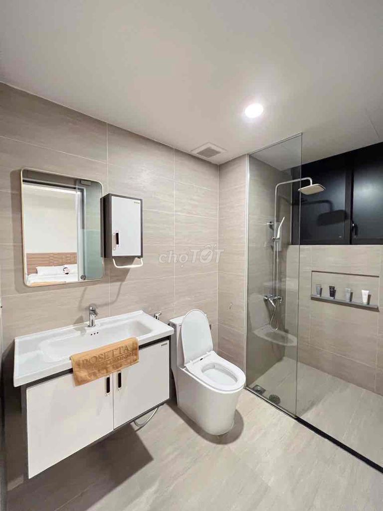 Three windows studio, full interior, followed by District 4 universities.