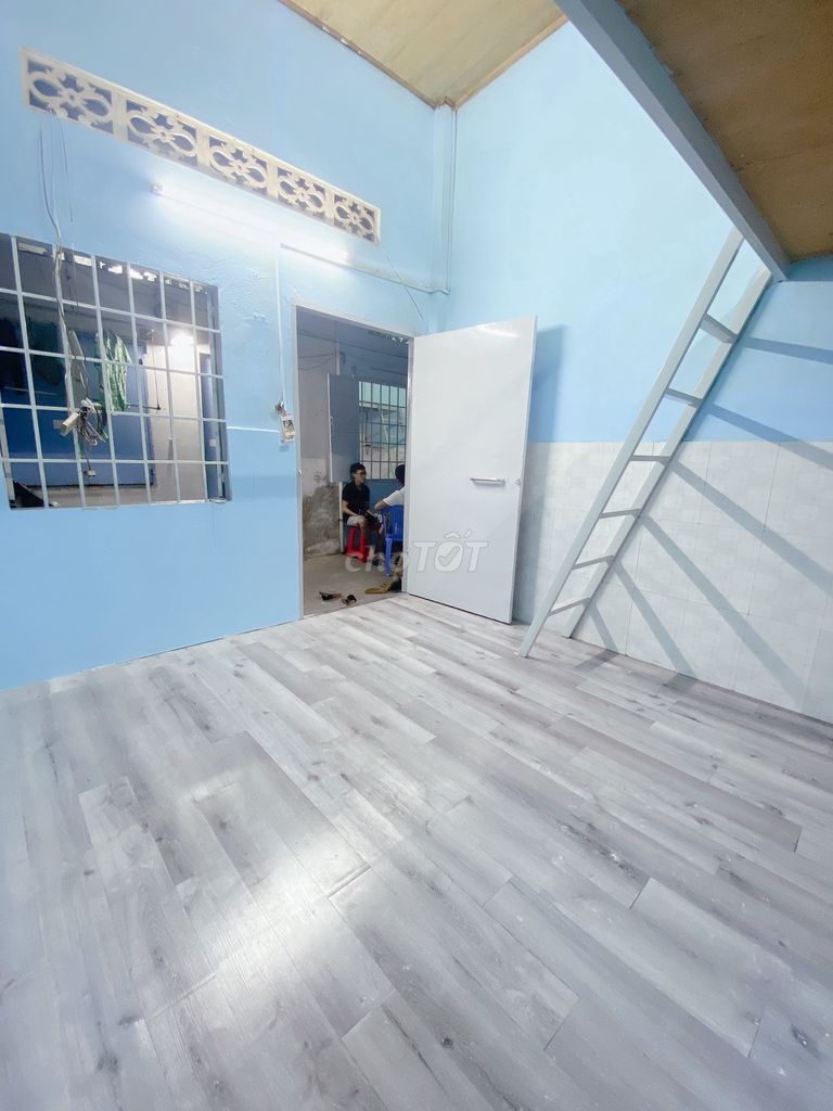 The new room is clean, near the Leiter Bridge.