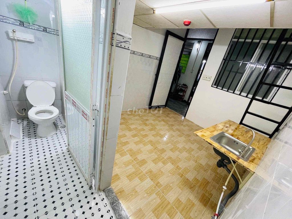 There's a cold machine in the room, a cash building with elevators.