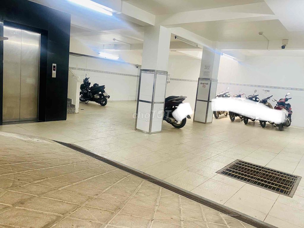 Nice new room, wide guard close to New Year's Market.