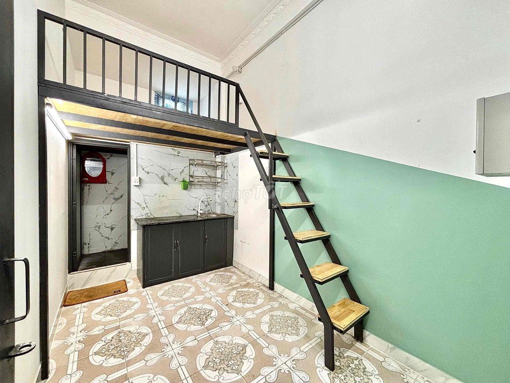 Rent a cheap hotel room next to vov College.