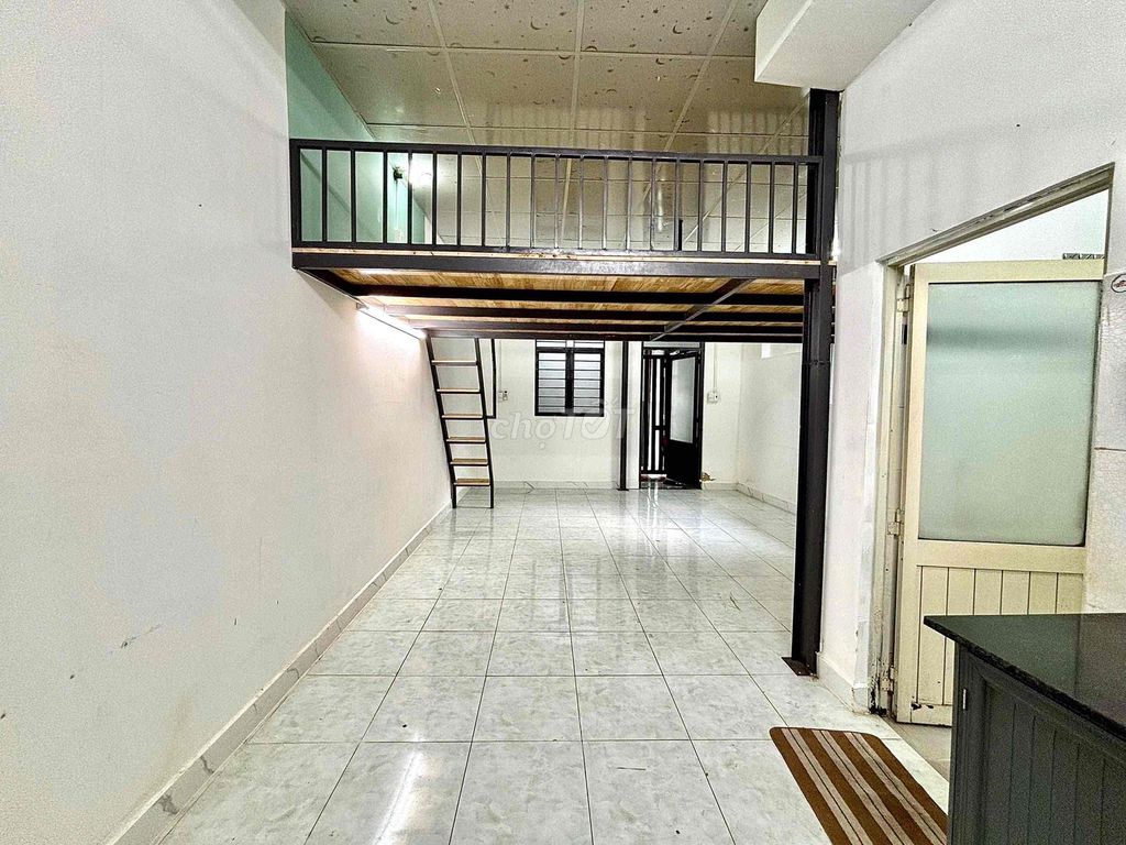 Rent a cheap hotel room next to vov College.